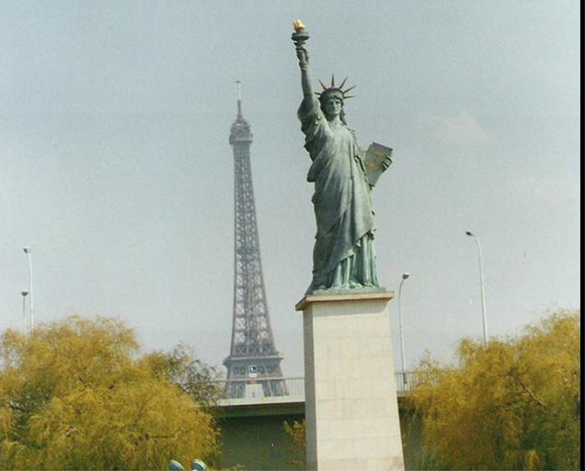 Little Statue of Liberty in front of the Eiffel Tower